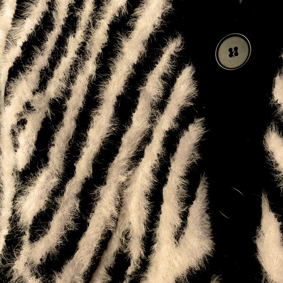 Cropped fuzzy zebra print cardigan - Picture 2 of 3